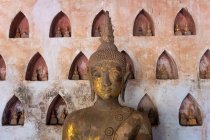 Wat Si Saket colección de estatuas en nichos de pared, Vientiane, Laos - foto de stock