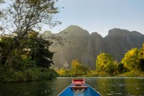 Nam Song River mit Bug aus blauem Boot auf dem Wasser bei Vang Veng, Laos — Stockfoto