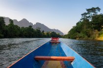 Річка Нем Сун з луком синього човна на воді у Ванг В'єнг, Лаос. — стокове фото