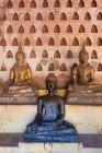 Коллекция статуй Ват Си Сакет в настенных нишах, Вьентьян, Лаос — стоковое фото