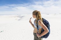 13-летняя девочка, прогуливающаяся по памятнику Белым пескам Натал, шт. Нью-Мексико — стоковое фото