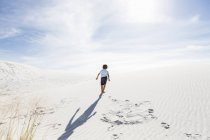 6 anos de idade menino escalando areia duna — Fotografia de Stock