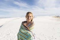 Niña adolescente en el paisaje abierto del Monumento Nacional de las Tierras Blancas, NM. - foto de stock