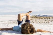 Размытый мальчик, памятник Белым Пескам Натал, штат Нью-Мексико — стоковое фото
