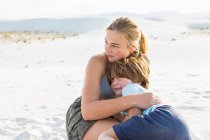 Teen girl abbracciando suo fratello, White Sands Na'l Monument, NM — Foto stock