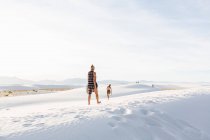 Женщина, прогуливающаяся по дюнам, памятник Белым пескам, шт. Нью-Мексико — стоковое фото