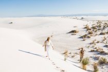 13-летняя девочка шла по песчаным дюнам, оставляя следы — стоковое фото