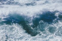 Охолоджуюча океанська вода і хвилі, високий кут зору — стокове фото