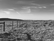Zaun durch Weide und Ackerland, Freifläche — Stockfoto