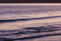 Bela vista natural de ondas quebrando na costa — Fotografia de Stock