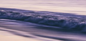Bella vista naturale di rompere le onde sulla riva del mare — Foto stock