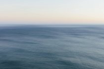 Oceano, vista verso l'orizzonte sulla superficie dell'acqua
. — Foto stock