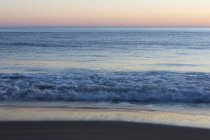 Hermosa vista natural de romper las olas en la orilla del mar - foto de stock