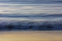 Красивый природный вид на разбивающиеся волны на берегу моря — стоковое фото
