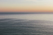 Oceano paisagem marinha, vista para o horizonte sobre a superfície da água . — Fotografia de Stock