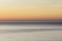 Increíble vista natural del paisaje marino abstracto al amanecer - foto de stock