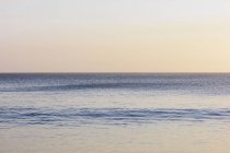 Incredibile paesaggio marino e cielo limpido all'alba — Foto stock