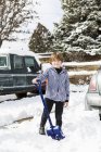 Seis anos de idade menino shoveling neve no driveway — Fotografia de Stock