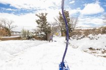 Шестирічний хлопчик лопає сніг на проїжджій частині — стокове фото