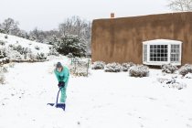 Dreizehnjähriges Teenager-Mädchen baut einen Schneemann — Stockfoto
