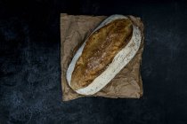 Grand angle gros plan de pain fraîchement cuit sur fond noir . — Photo de stock