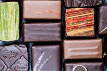 Hohe Nahaufnahme einer Auswahl an Schokoladenpralinen. — Stockfoto