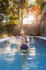 13-jähriges Mädchen schwimmt in einem Pool — Stockfoto