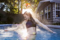 Menina de 13 anos nadando em uma piscina — Fotografia de Stock