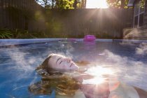 13 anni ragazza nuoto in una piscina — Foto stock