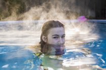 13 річна дівчина плаває в басейні — стокове фото