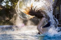 13-jähriges Mädchen schwimmt in einem Pool — Stockfoto