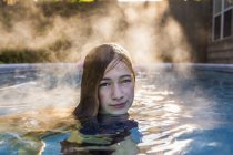 13 річна дівчина плаває в басейні — стокове фото