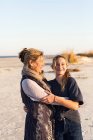 Мати і дочка обіймаються на пляжі — стокове фото
