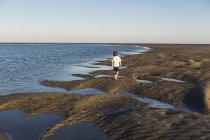 Шестилетний мальчик исследует песчаный пейзаж — стоковое фото