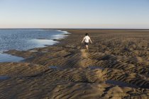 Шестилетний мальчик исследует песчаный пейзаж — стоковое фото