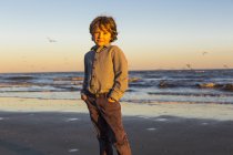 6-jähriger Junge und Möwen, St. Simon 's Island, Georgia — Stockfoto