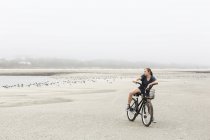 Teen girl bike na areia na praia, St. Simons Island, Georgia — Fotografia de Stock