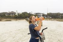 Підліткова дівчинка п'є воду, острів Сент-Саймон, Джорджія. — стокове фото
