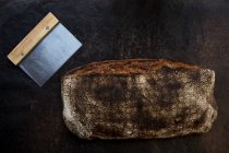 Primer plano de pan recién horneado en una panadería artesanal . - foto de stock