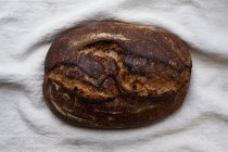 Alto angolo da vicino di pane appena sfornato in una panetteria artigianale . — Foto stock