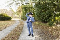 6-jähriger Junge im Anzug und mit Fedora in der Einfahrt — Stockfoto