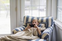 13 anno vecchio ragazza guardando smart phone — Foto stock