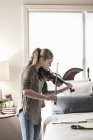 13 anno vecchio ragazza giocare violino in camera da letto — Foto stock