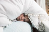 6 anos de idade menino na cama com cobertor sobre a cabeça — Fotografia de Stock