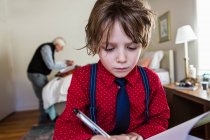6 anno vecchio ragazzo disegno su schizzo pad a casa — Foto stock
