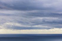 Nuvens de tempestade limpando sobre o oceano expansivo, luz solar na água, costa norte do Oregon — Fotografia de Stock