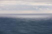 Nuvens de tempestade limpando sobre o oceano expansivo, luz solar na água, costa norte do Oregon — Fotografia de Stock