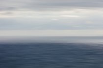 Weiträumiger Blick auf Meer, Horizont und auflösende Gewitterwolken, Dämmerung — Stockfoto