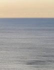 Vista de aguas tranquilas del océano, horizonte y cielo al amanecer, costa norte de Oregon - foto de stock