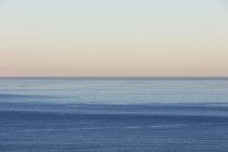 Vista da calma água do oceano, horizonte e céu ao amanhecer, norte da costa do Oregon — Fotografia de Stock